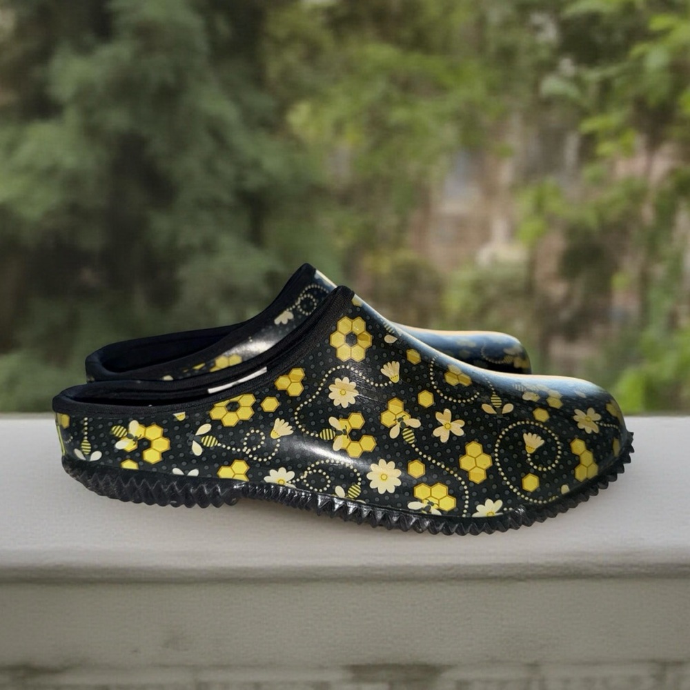 Western Chief Garden Clog, black and yellow bee & honey comb design. Size 10
